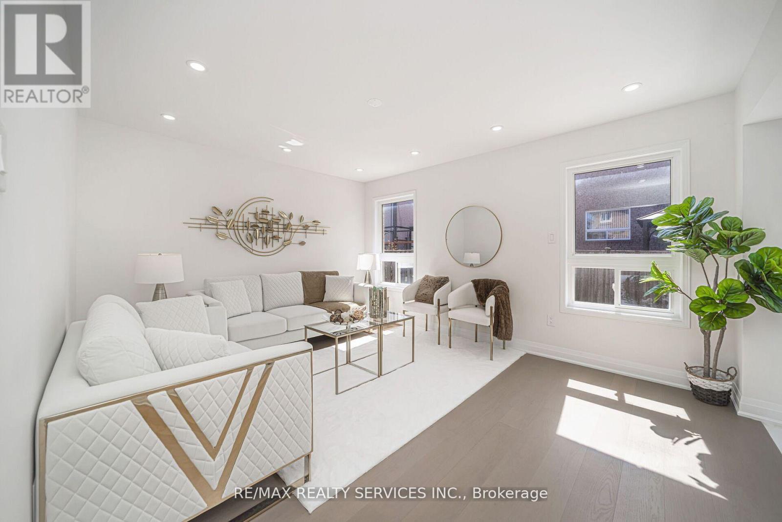 Photo 6 of 10 Linderwood Drive, Brampton ON