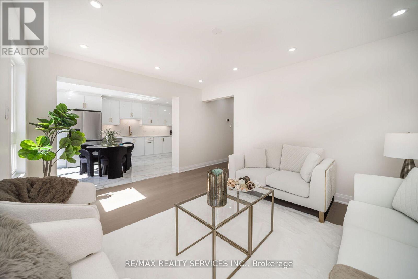 Photo 7 of 10 Linderwood Drive, Brampton ON