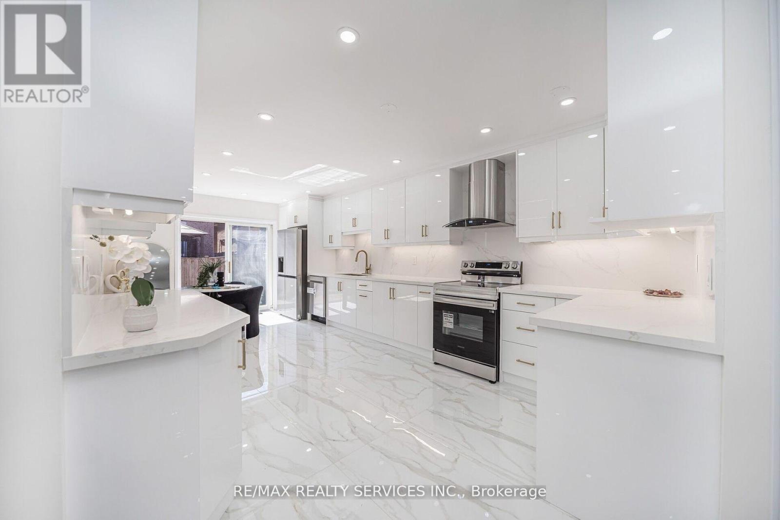 Photo 8 of 10 Linderwood Drive, Brampton ON