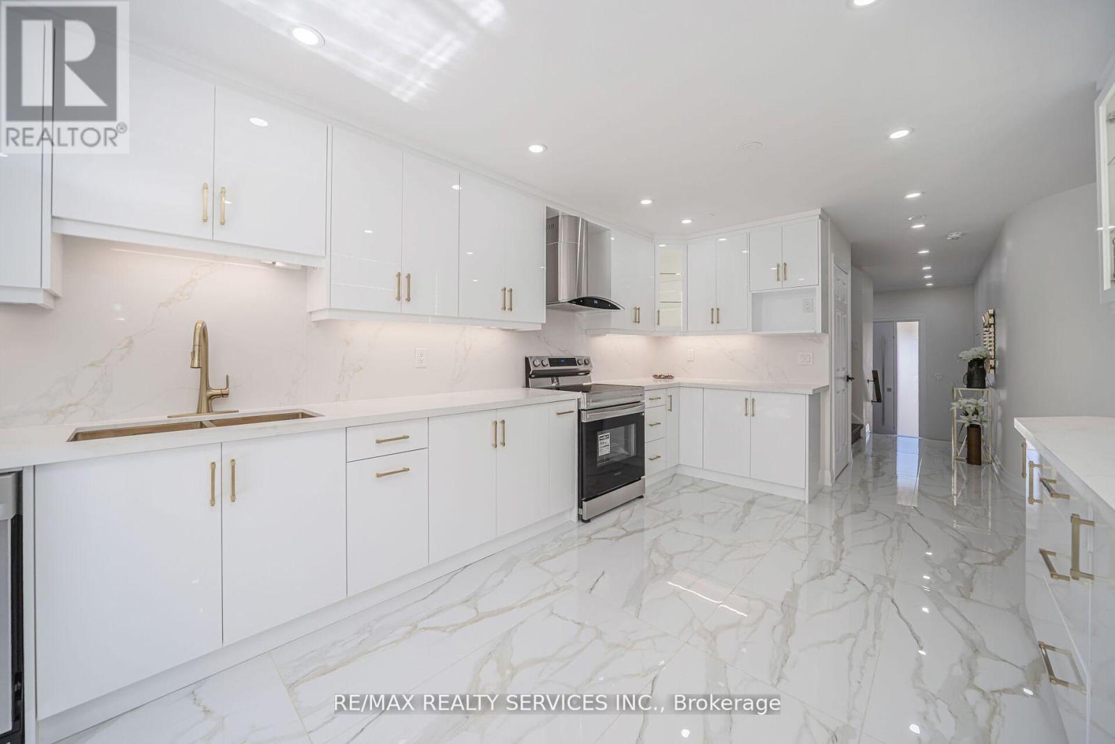 Photo 9 of 10 Linderwood Drive, Brampton ON