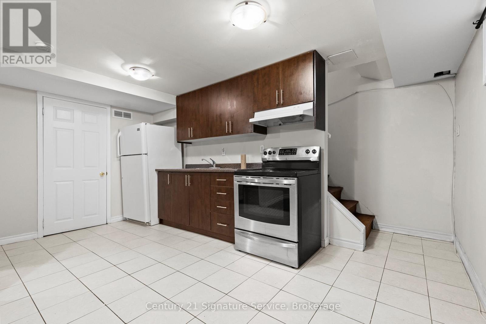 Photo 14 of 113 Mill Street N, Brampton ON