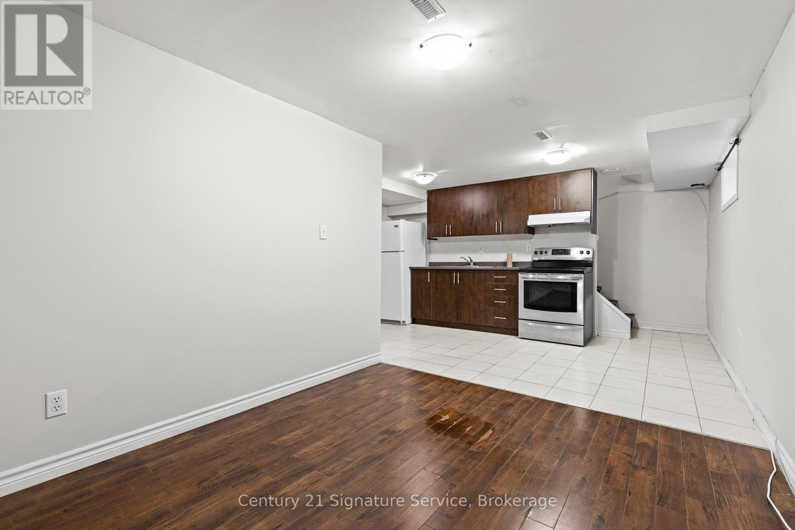 Photo 15 of 113 Mill Street N, Brampton ON