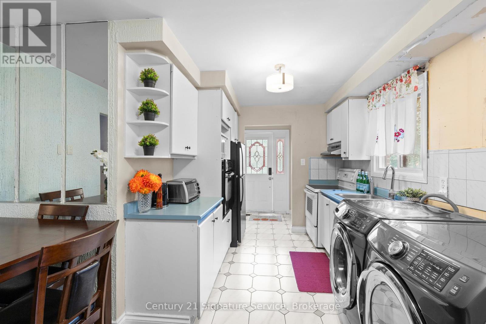 Photo 9 of 113 Mill Street N, Brampton ON