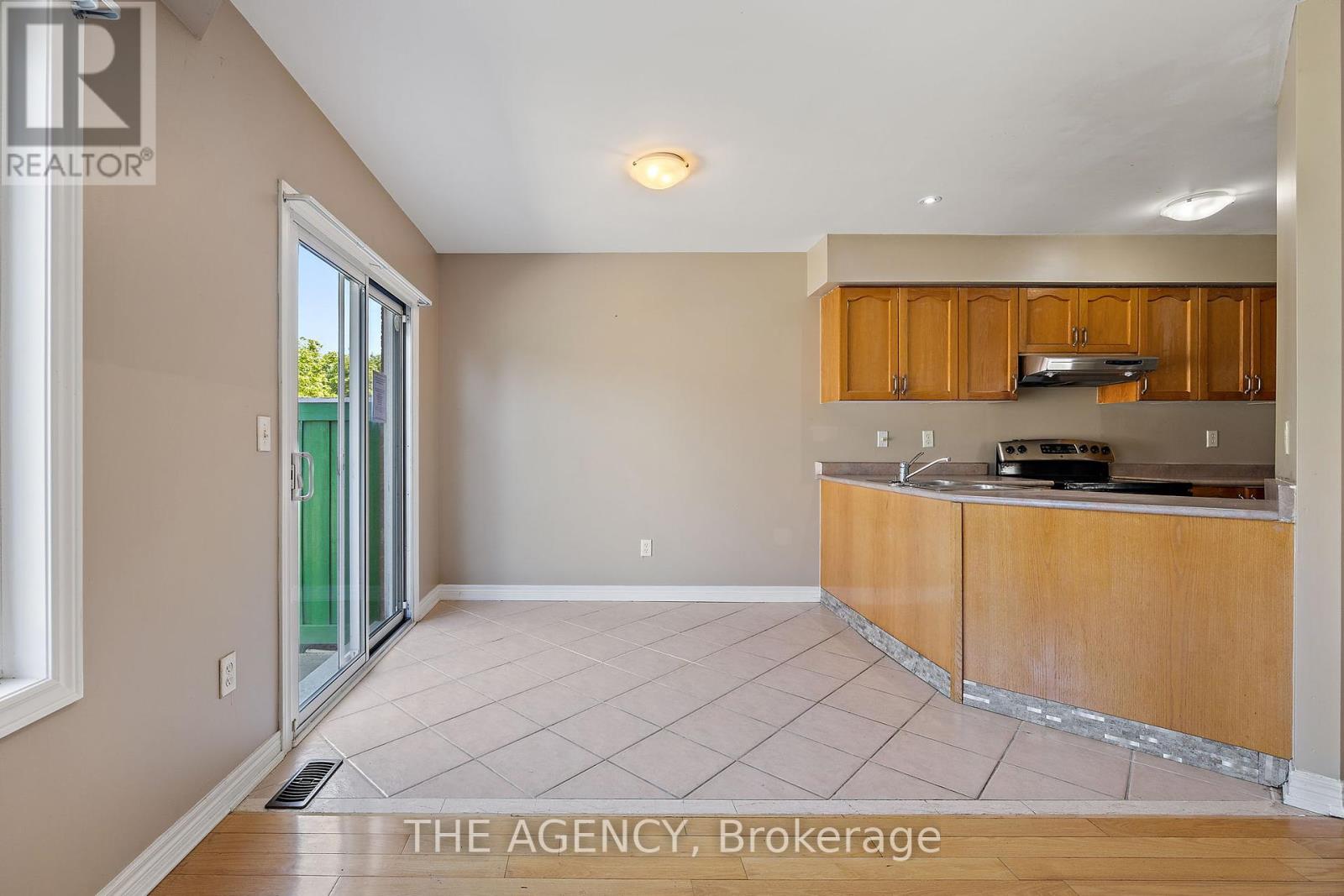 Photo 10 of 7173 Village Walk, Mississauga ON