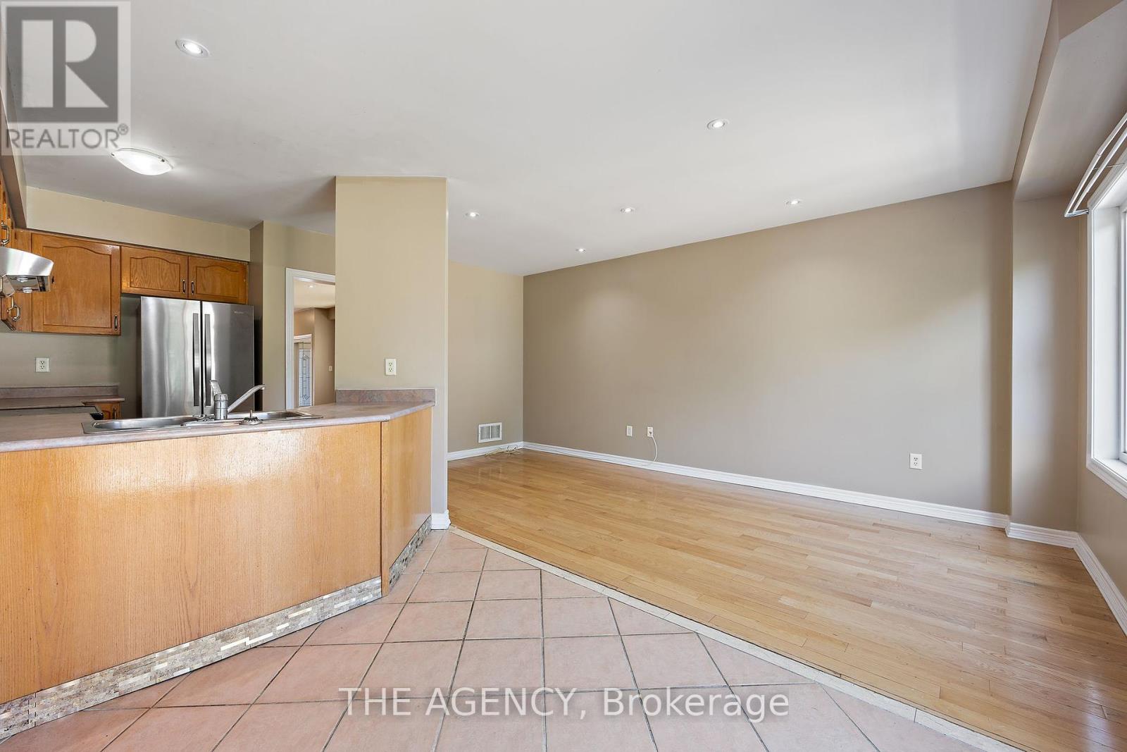 Photo 11 of 7173 Village Walk, Mississauga ON