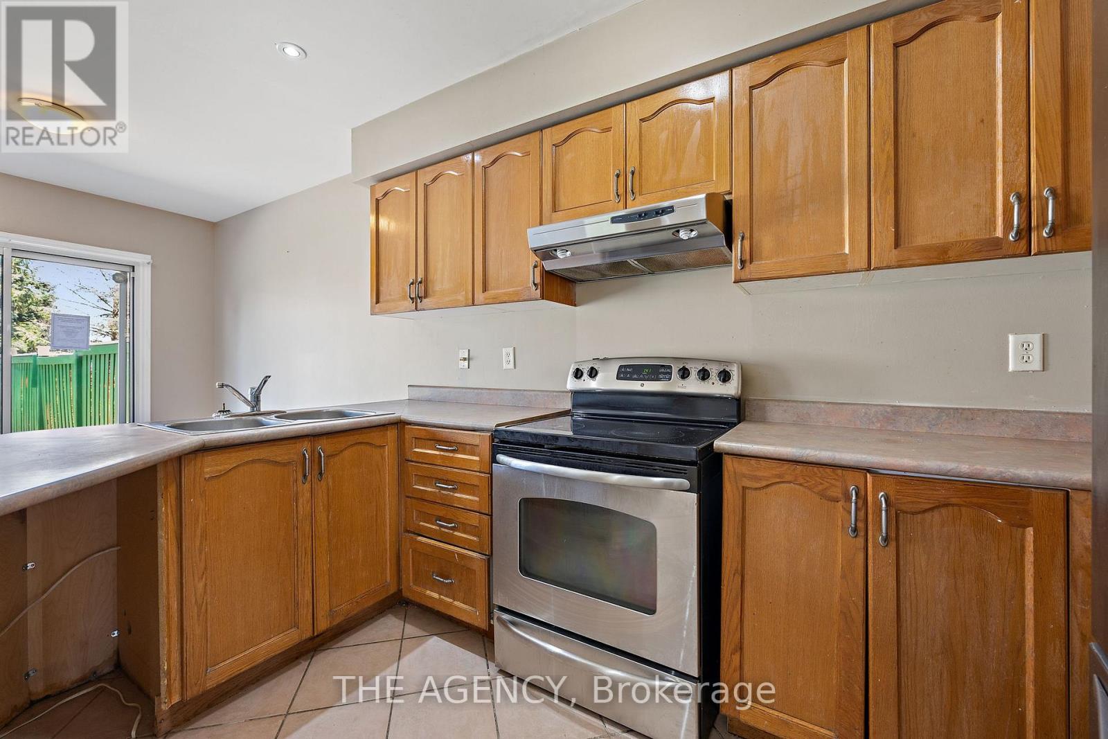 Photo 12 of 7173 Village Walk, Mississauga ON