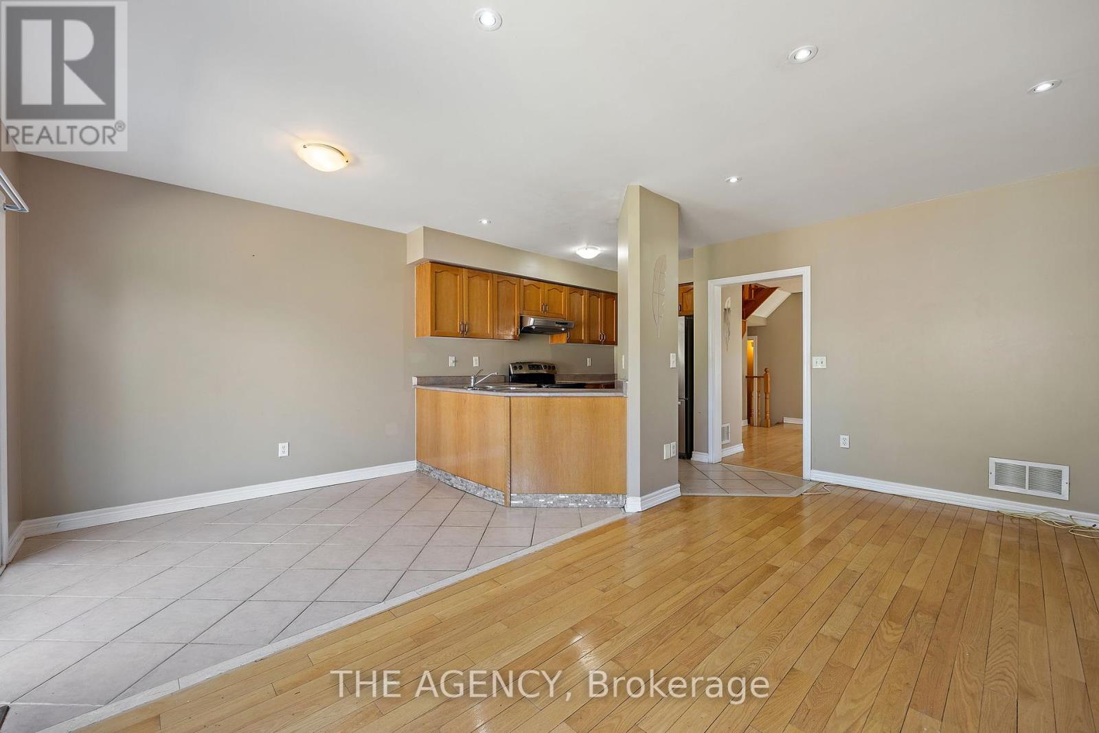 Photo 9 of 7173 Village Walk, Mississauga ON