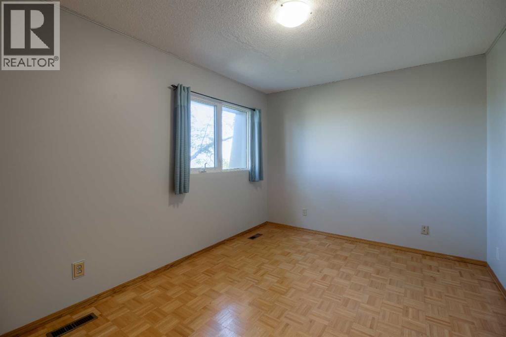 Photo 15 of 17 115 Lafayette Boulevard W, Lethbridge AB