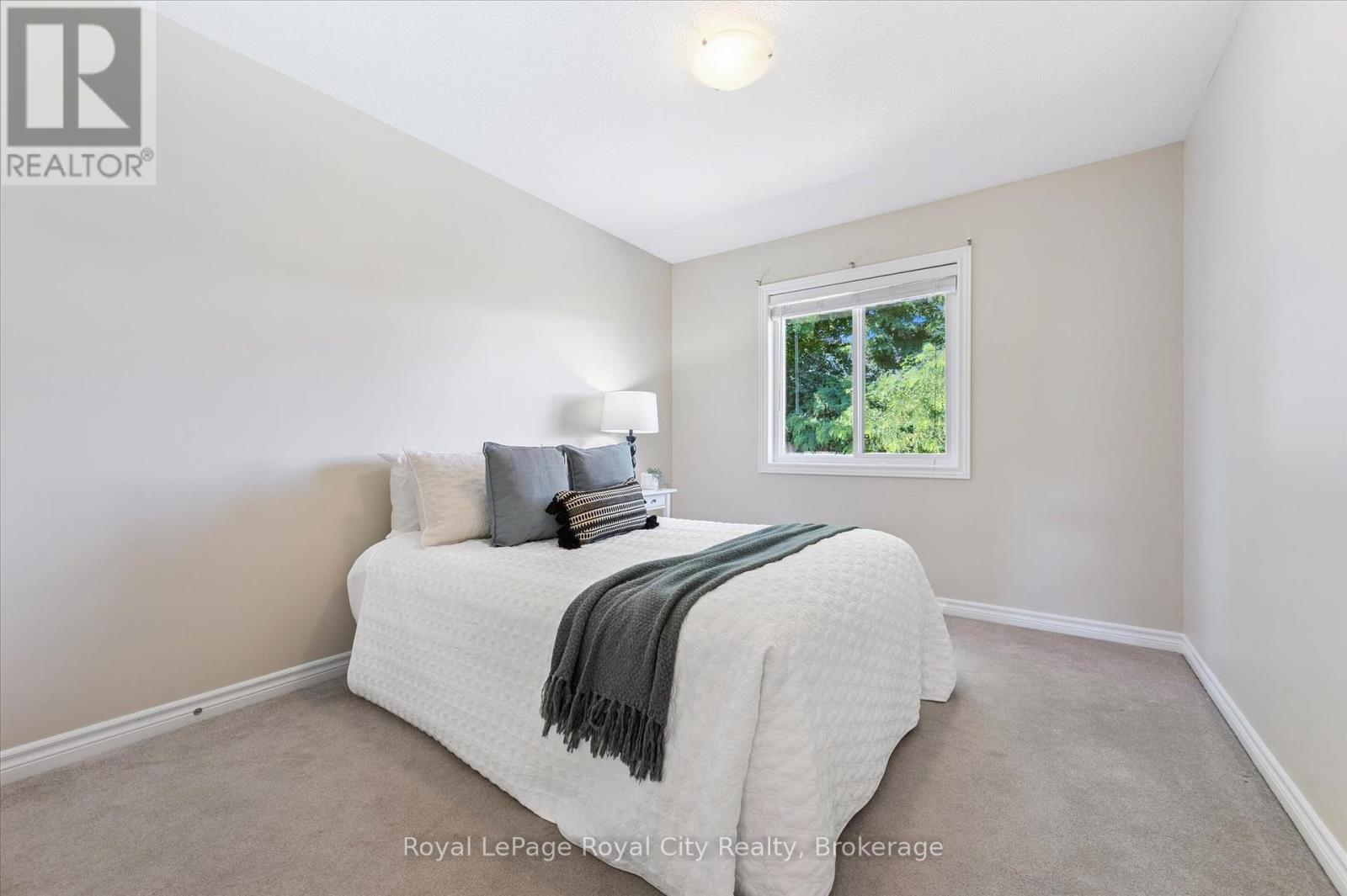 Photo 24 of 158 Kemp Crescent, Guelph ON