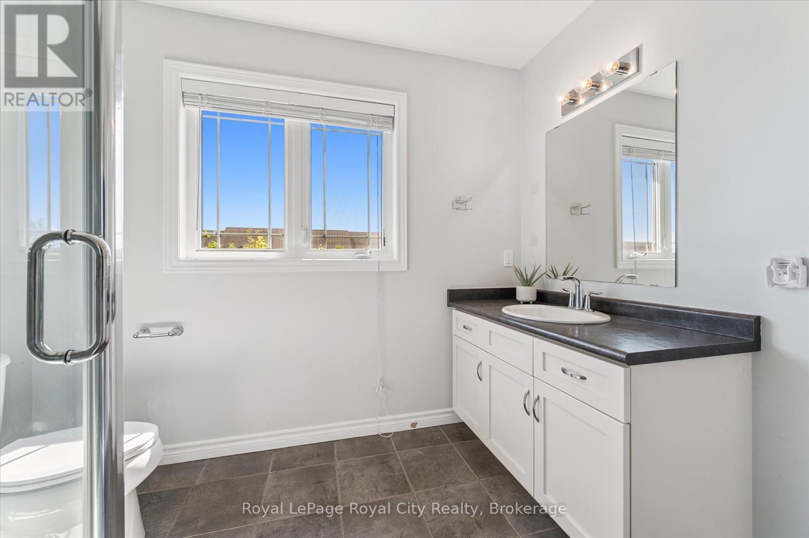 Photo 31 of 158 Kemp Crescent, Guelph ON