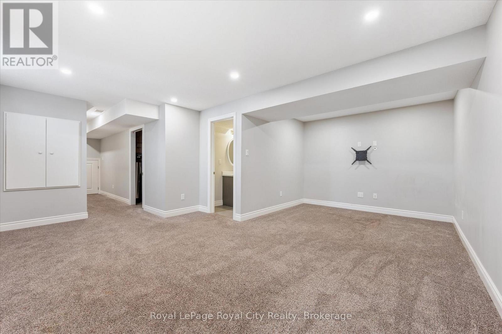 Photo 33 of 158 Kemp Crescent, Guelph ON