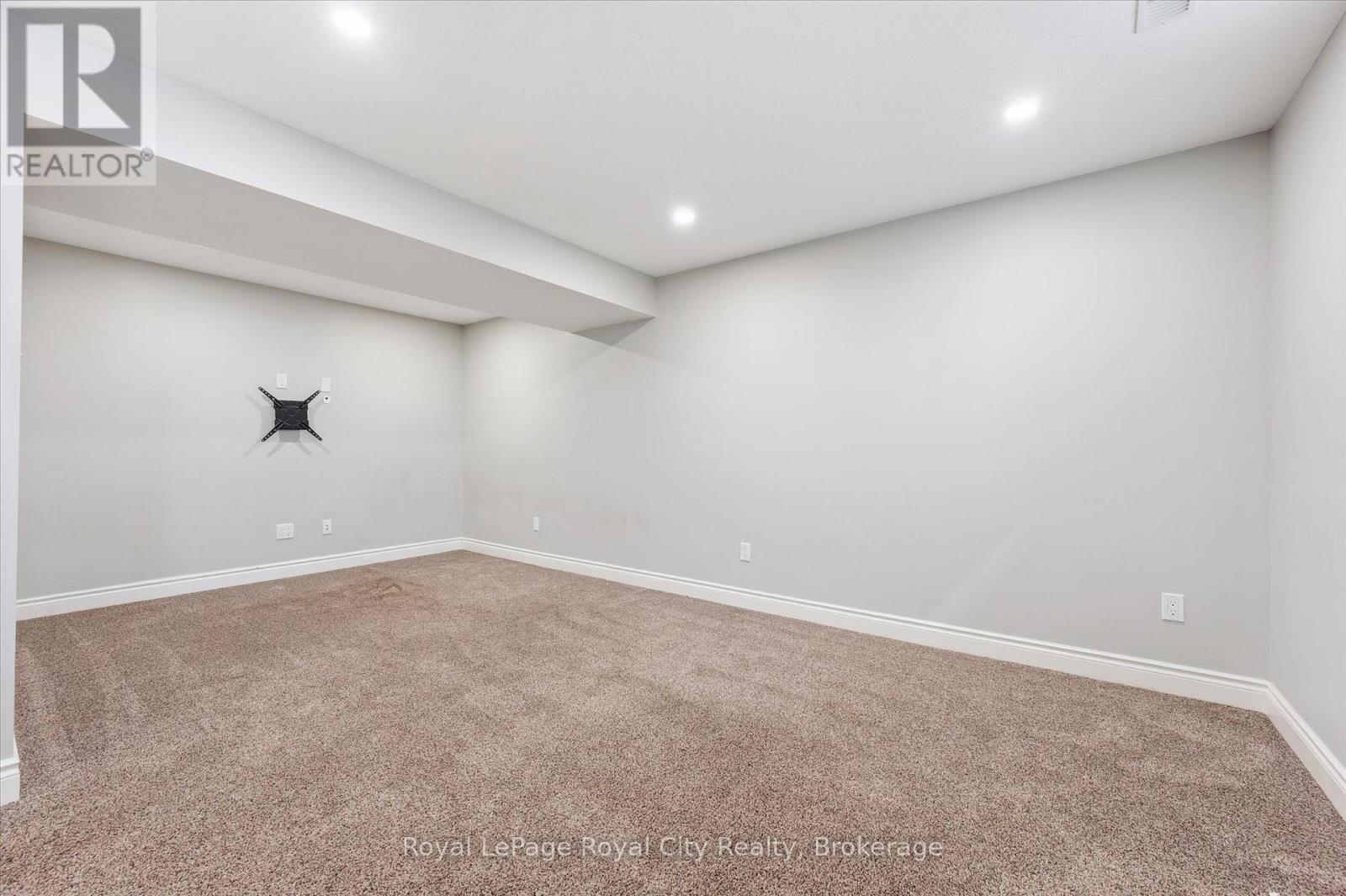 Photo 34 of 158 Kemp Crescent, Guelph ON