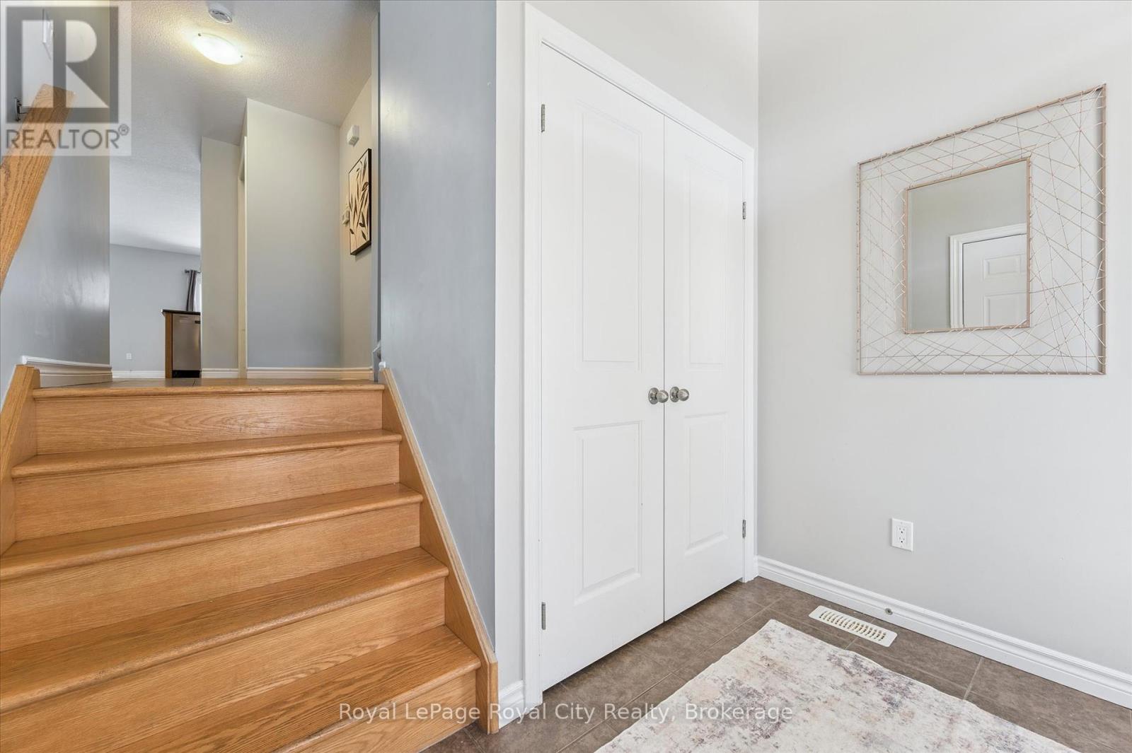 Photo 8 of 158 Kemp Crescent, Guelph ON