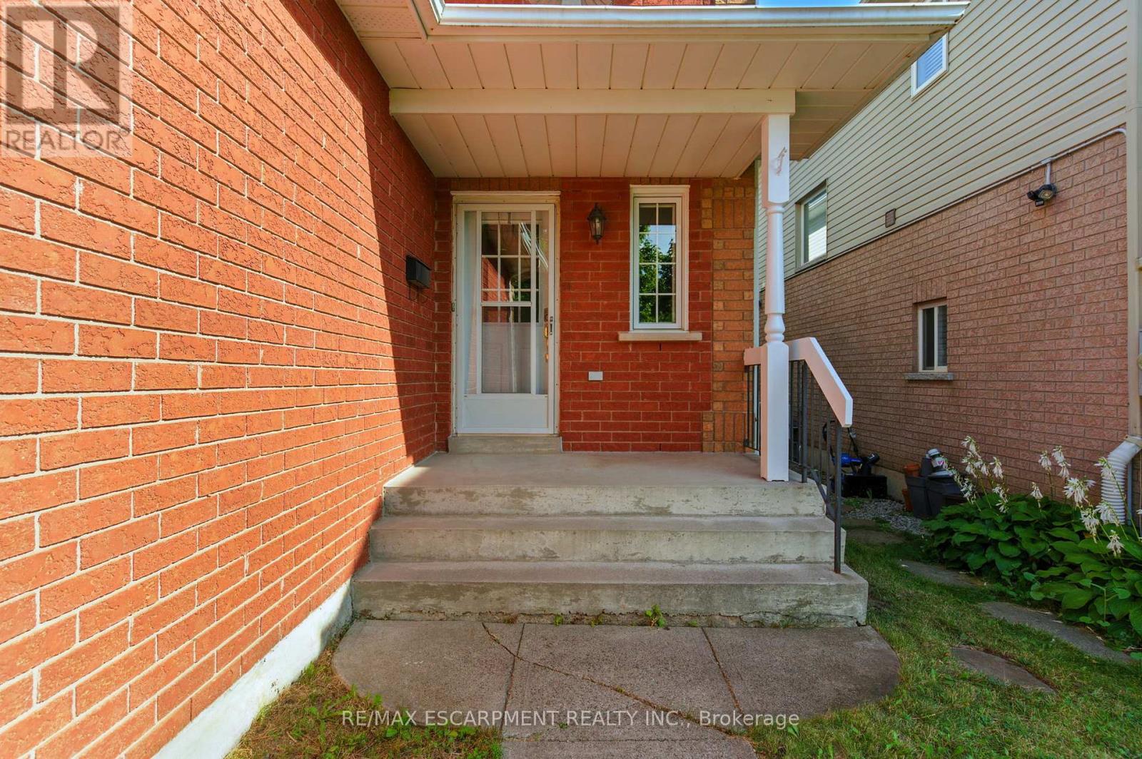 Photo 3 of 153 Chudleigh Street, Hamilton ON
