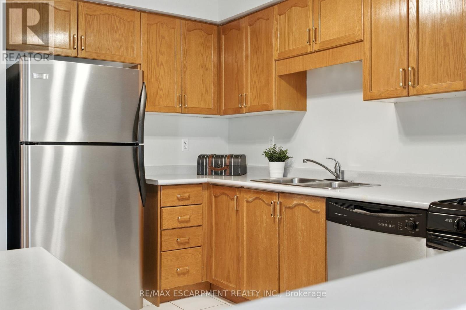 Photo 8 of 153 Chudleigh Street, Hamilton ON