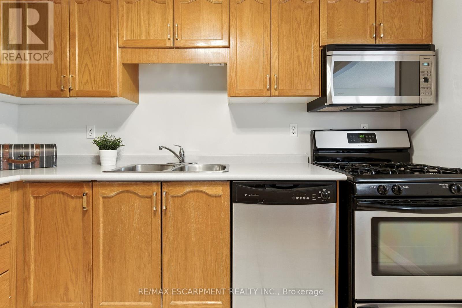 Photo 9 of 153 Chudleigh Street, Hamilton ON