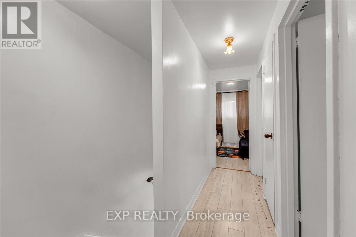 Photo 21 of 32 Riverdale Drive, Hamilton ON