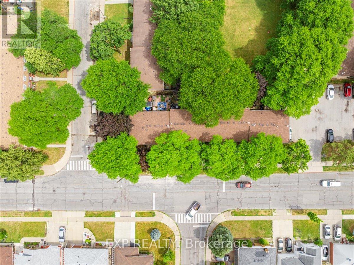Photo 31 of 32 Riverdale Drive, Hamilton ON