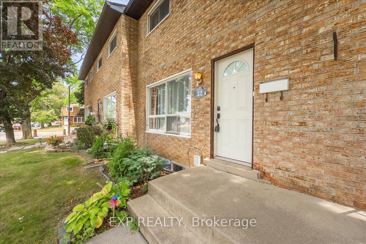 Photo 4 of 32 Riverdale Drive, Hamilton ON