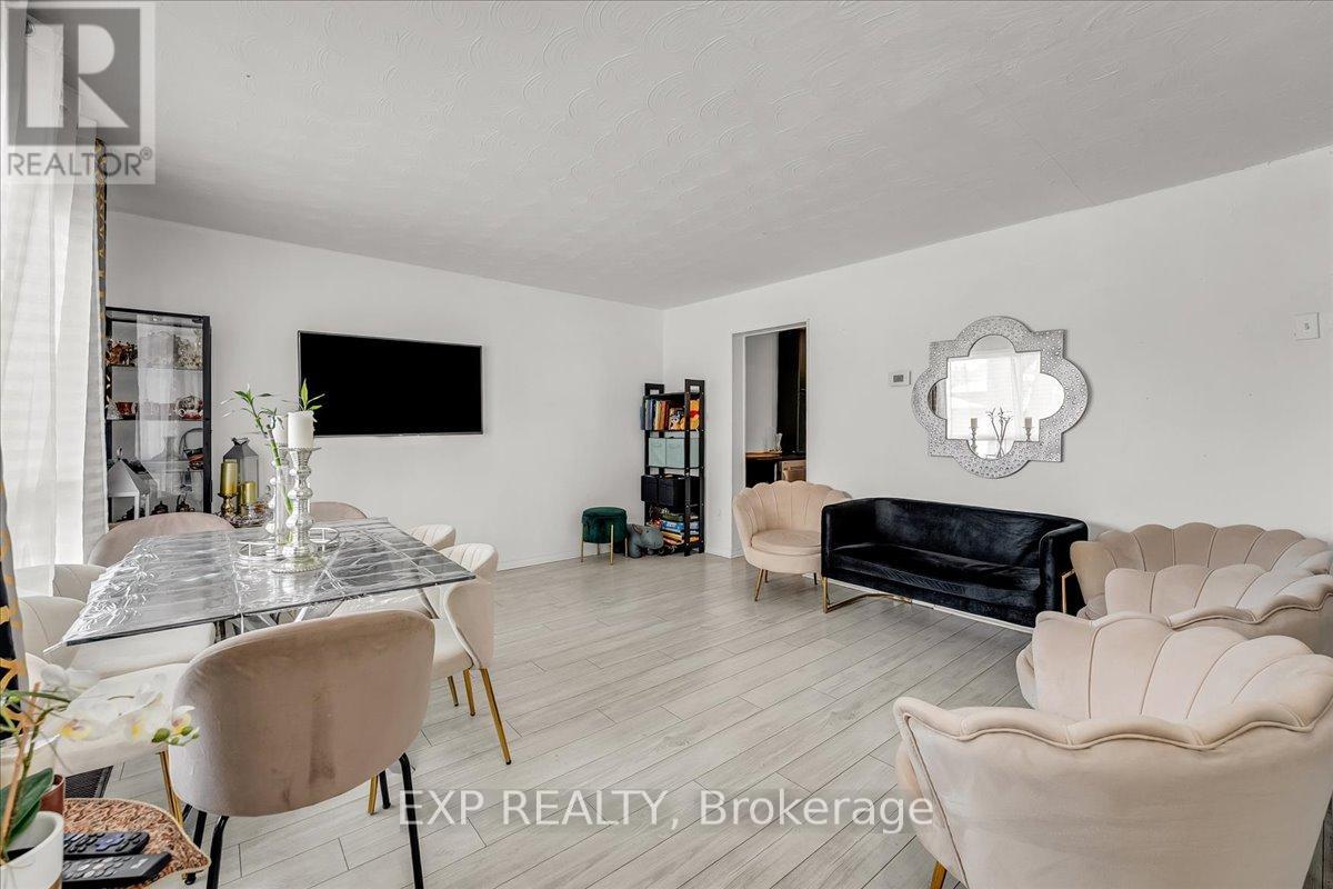 Photo 6 of 32 Riverdale Drive, Hamilton ON