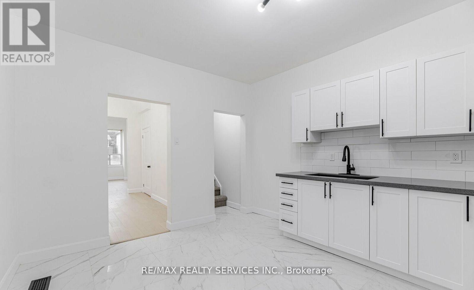 Photo 10 of 439 Ferguson Avenue N, Hamilton ON