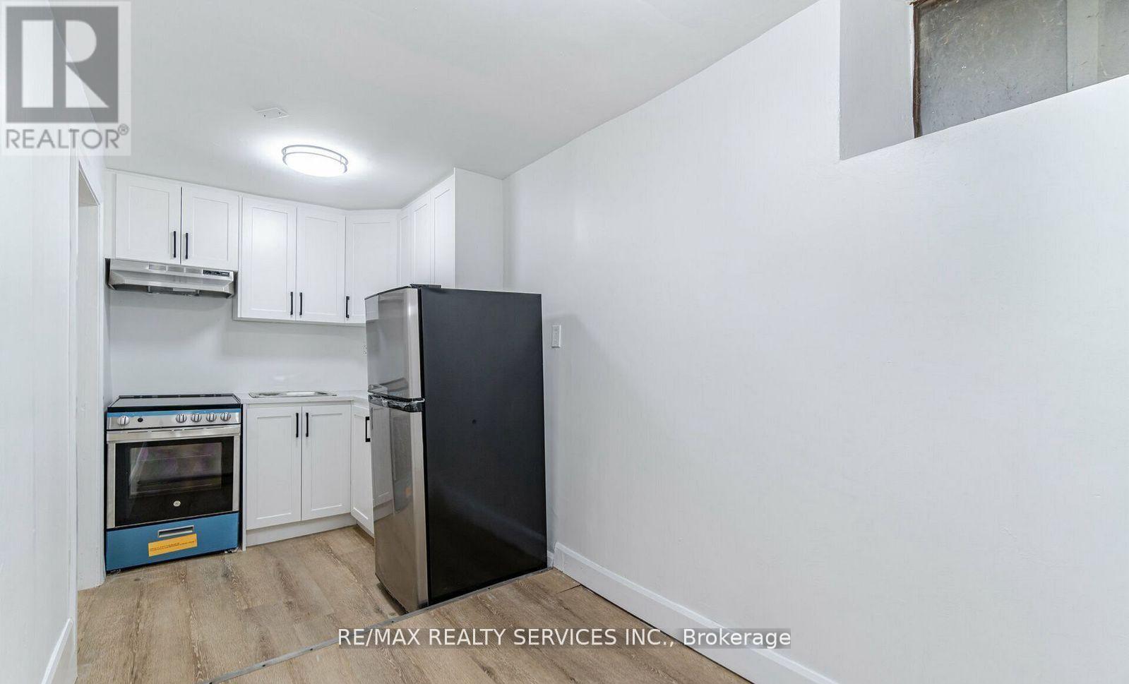 Photo 13 of 439 Ferguson Avenue N, Hamilton ON