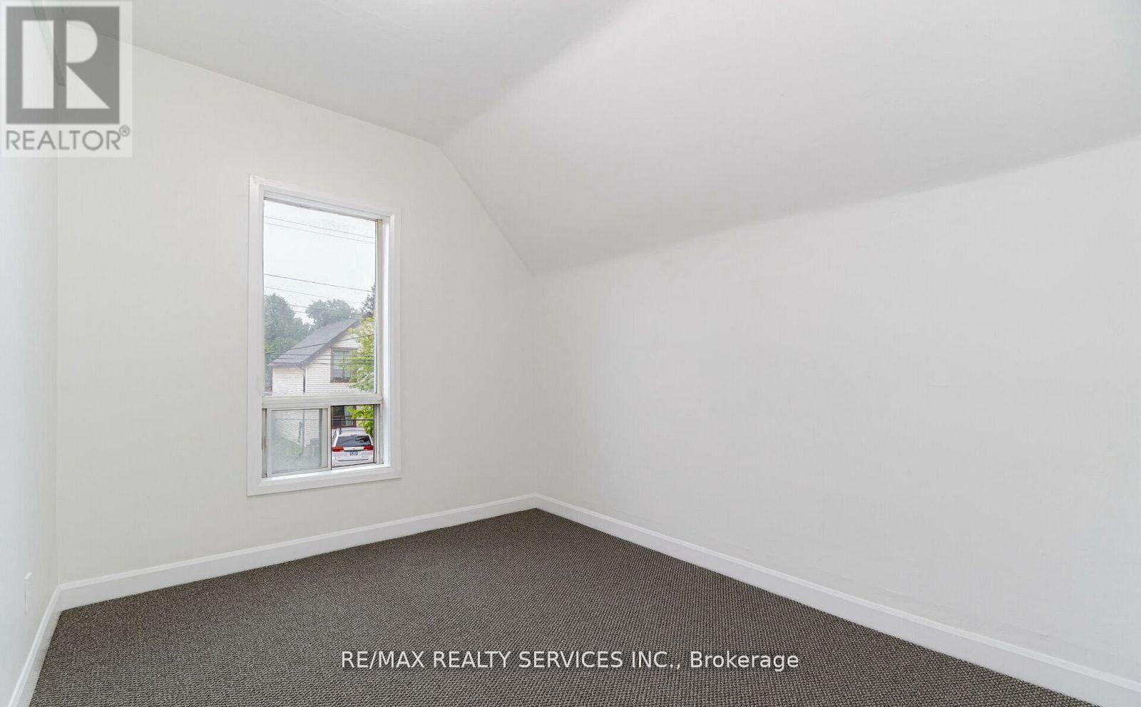 Photo 14 of 439 Ferguson Avenue N, Hamilton ON