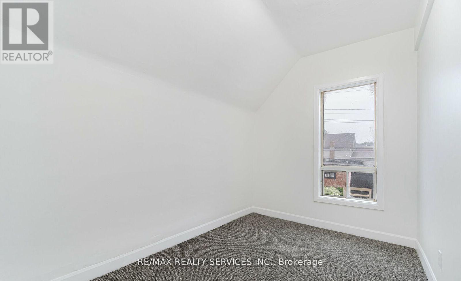 Photo 15 of 439 Ferguson Avenue N, Hamilton ON