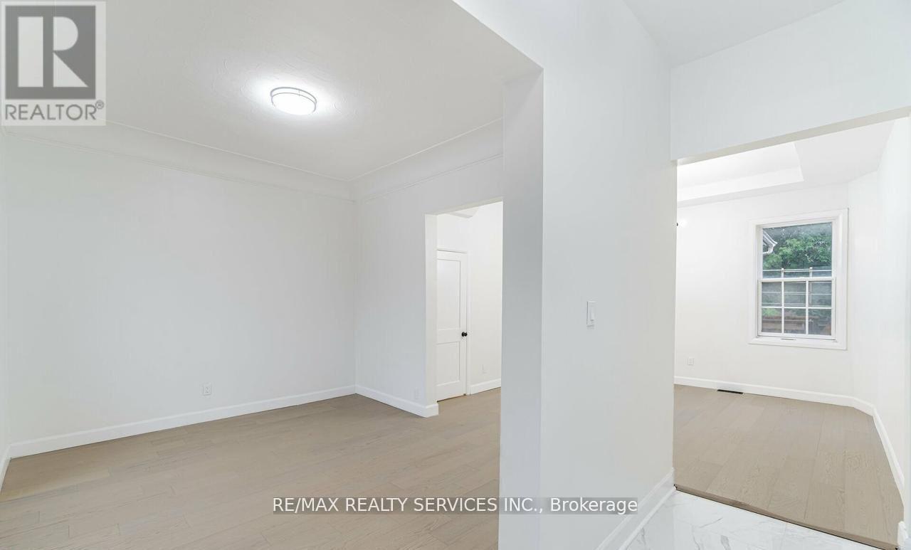 Photo 3 of 439 Ferguson Avenue N, Hamilton ON