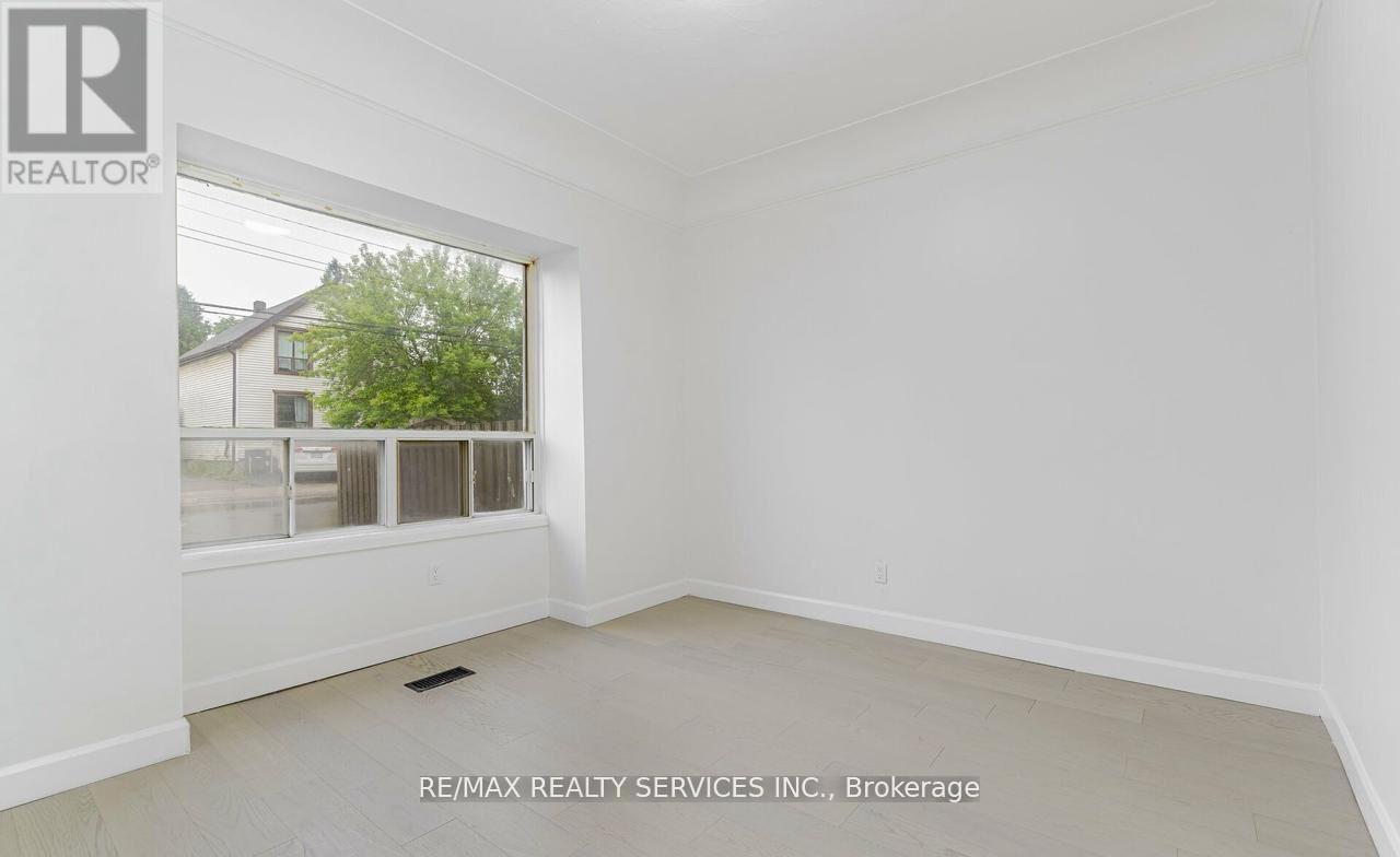 Photo 5 of 439 Ferguson Avenue N, Hamilton ON