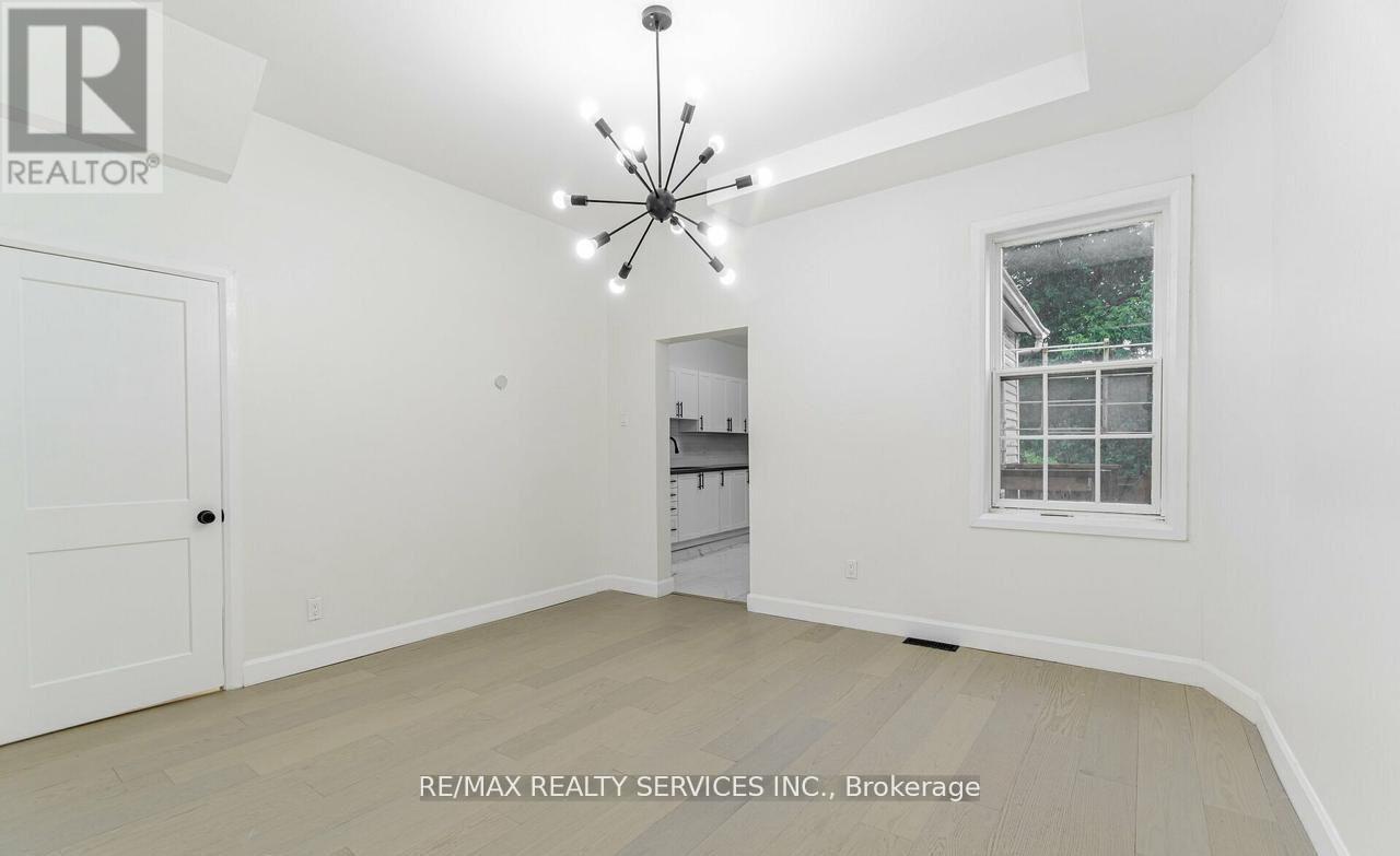 Photo 6 of 439 Ferguson Avenue N, Hamilton ON