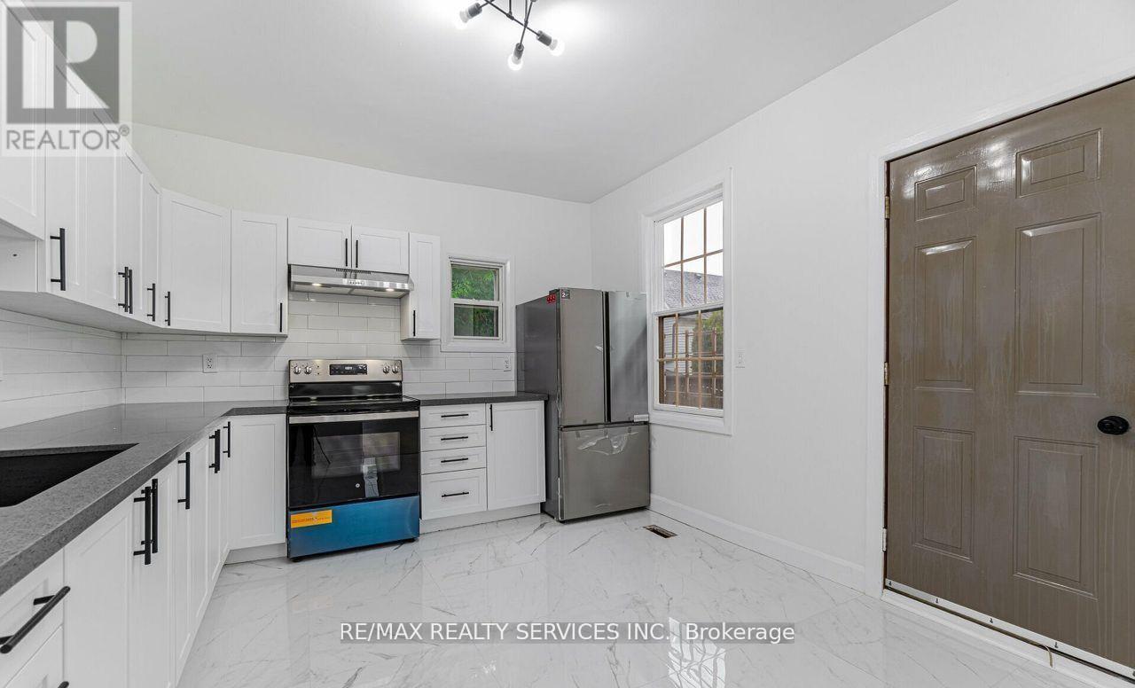 Photo 7 of 439 Ferguson Avenue N, Hamilton ON