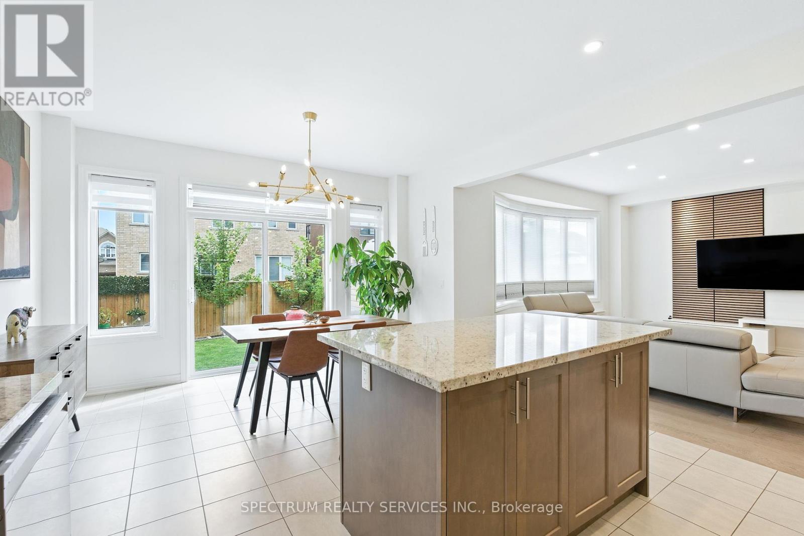 Photo 10 of 154 Whittington Drive, Hamilton ON