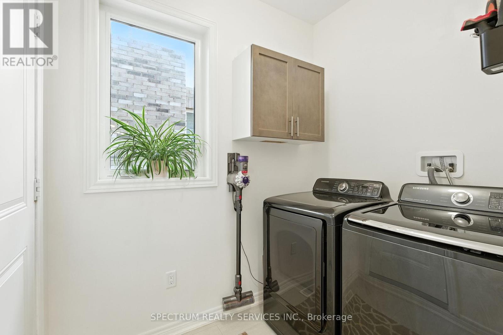 Photo 12 of 154 Whittington Drive, Hamilton ON