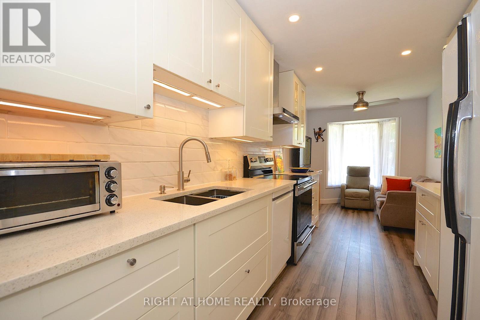 Photo 4 of 77 Winchester Drive, Ottawa ON