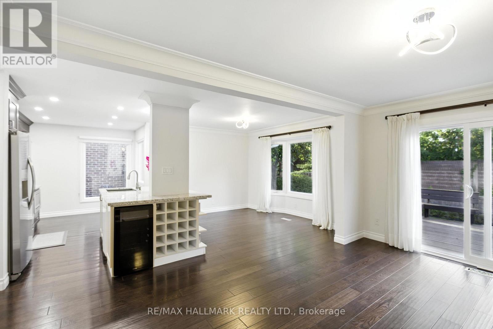 Photo 11 of 100 Eleanor Circle, Richmond Hill ON