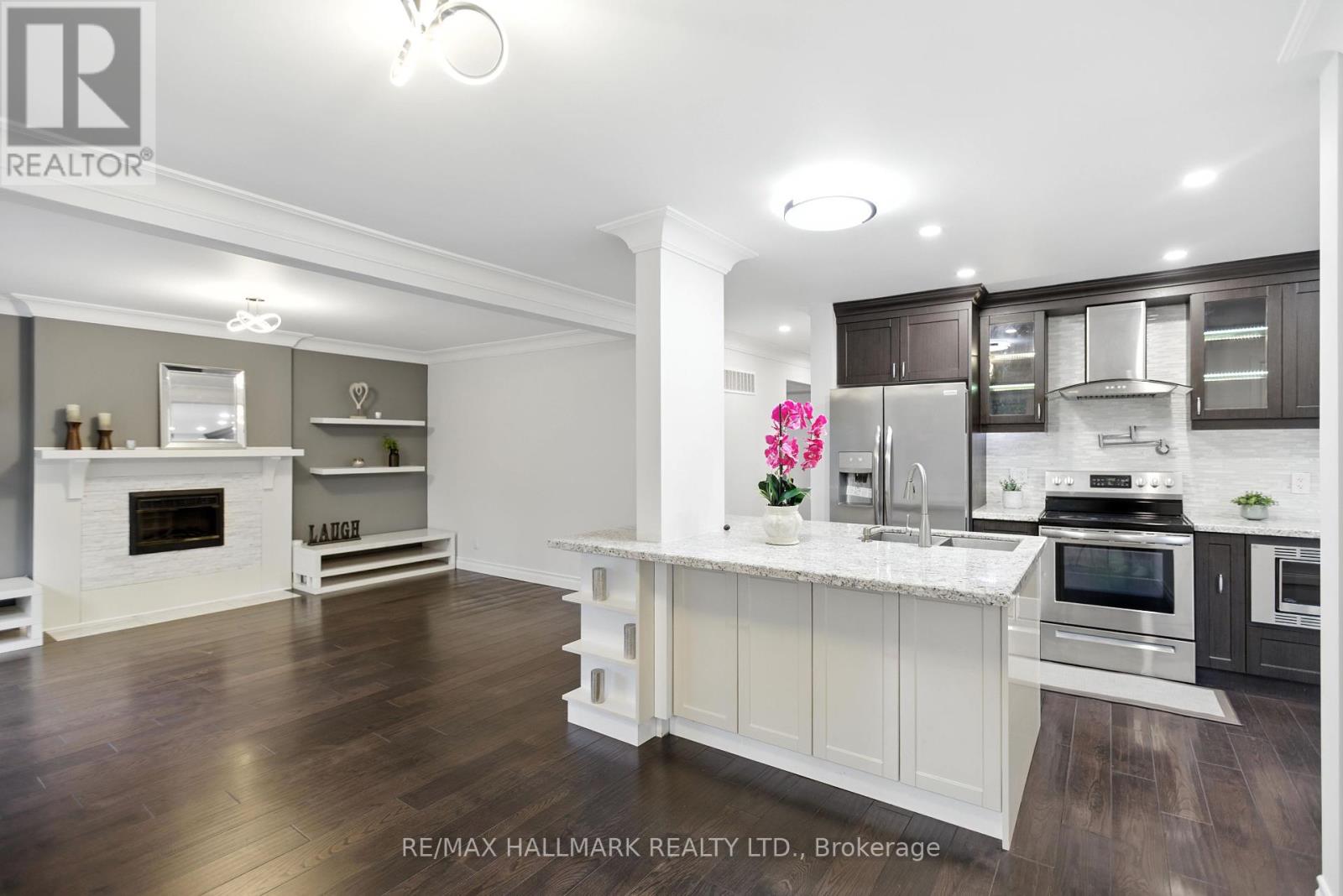 Photo 12 of 100 Eleanor Circle, Richmond Hill ON