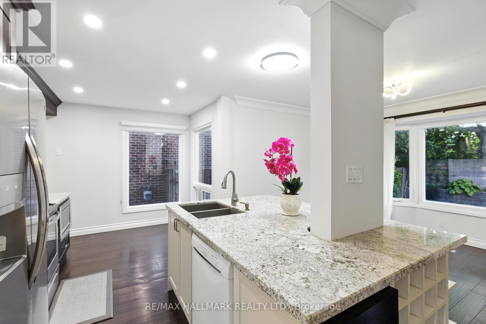 Photo 14 of 100 Eleanor Circle, Richmond Hill ON