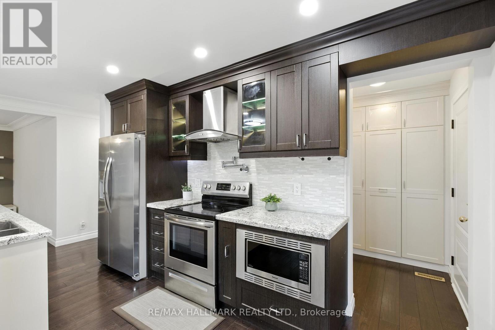 Photo 15 of 100 Eleanor Circle, Richmond Hill ON