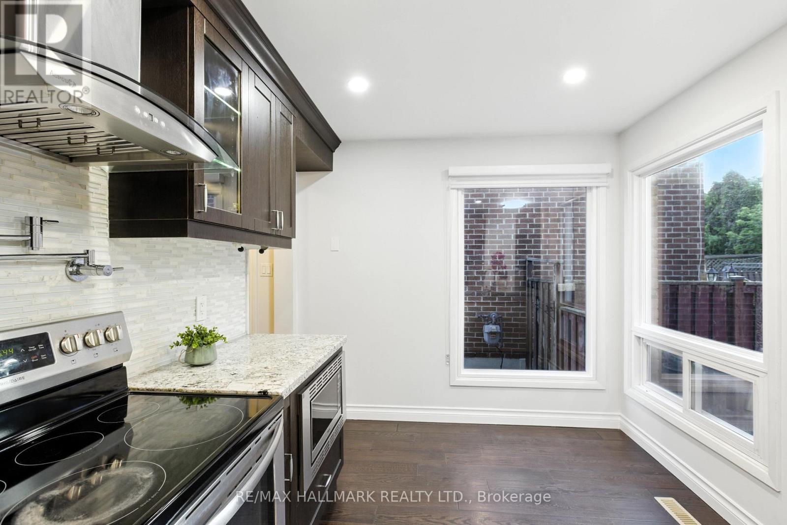 Photo 18 of 100 Eleanor Circle, Richmond Hill ON
