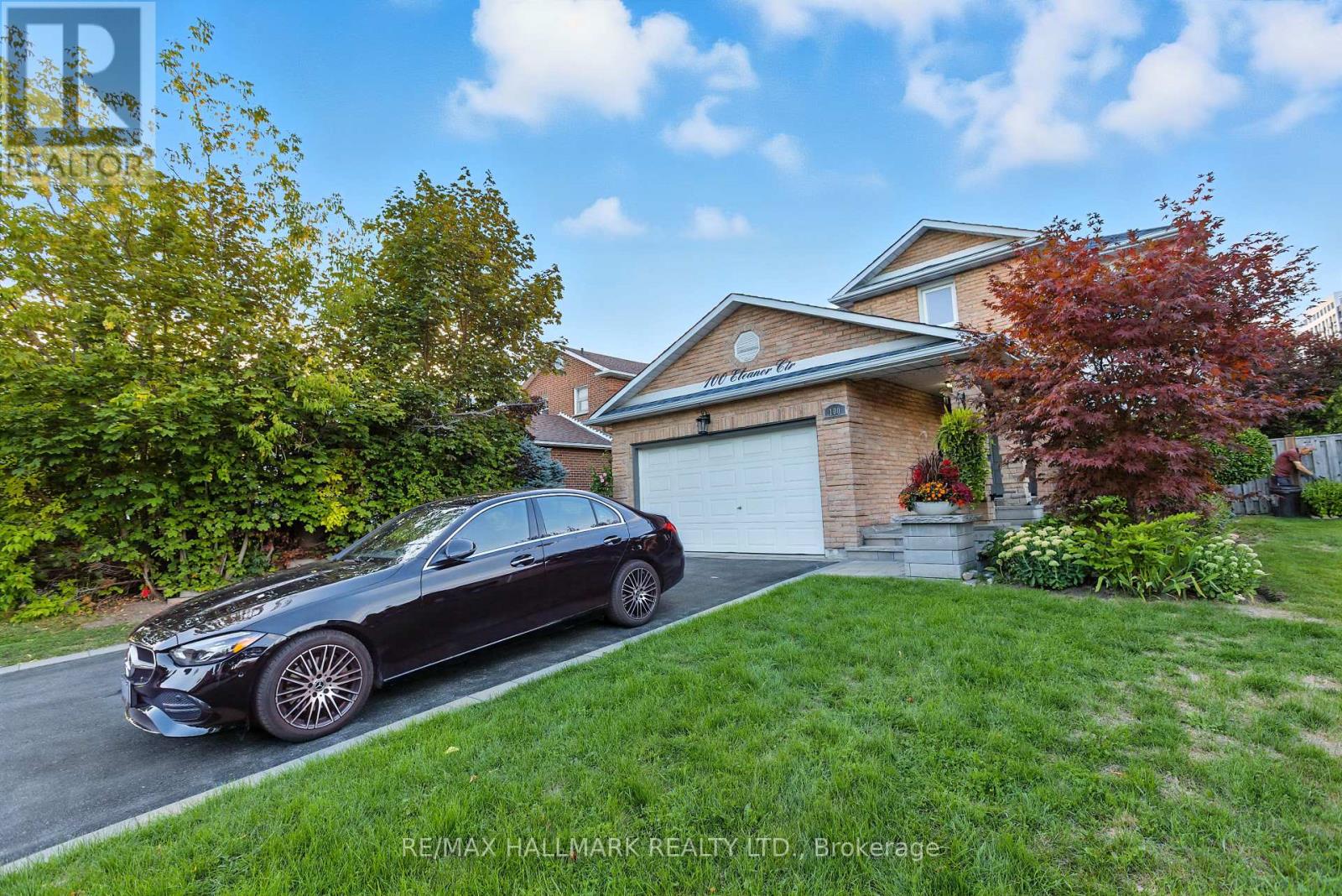 Photo 3 of 100 Eleanor Circle, Richmond Hill ON