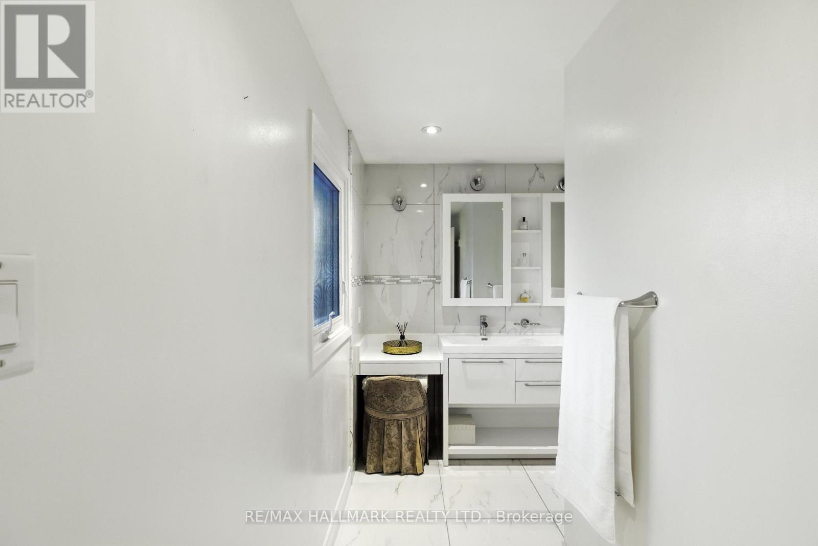 Photo 34 of 100 Eleanor Circle, Richmond Hill ON