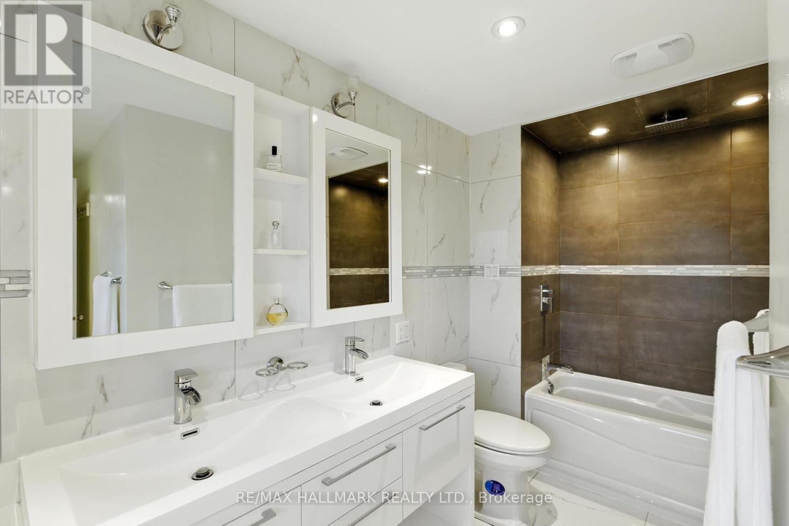 Photo 35 of 100 Eleanor Circle, Richmond Hill ON
