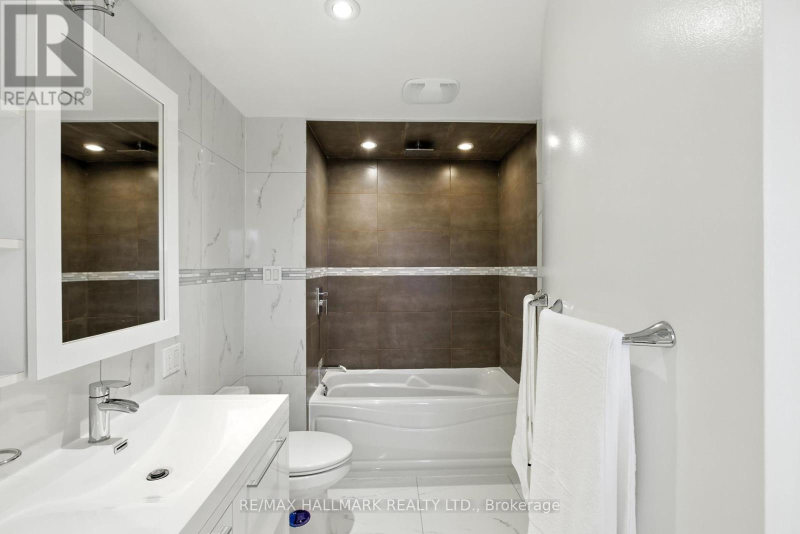 Photo 36 of 100 Eleanor Circle, Richmond Hill ON