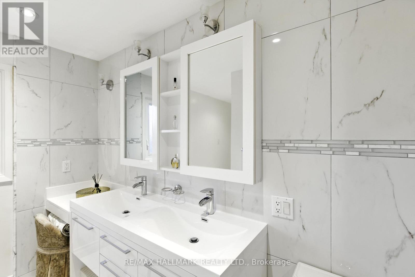 Photo 37 of 100 Eleanor Circle, Richmond Hill ON