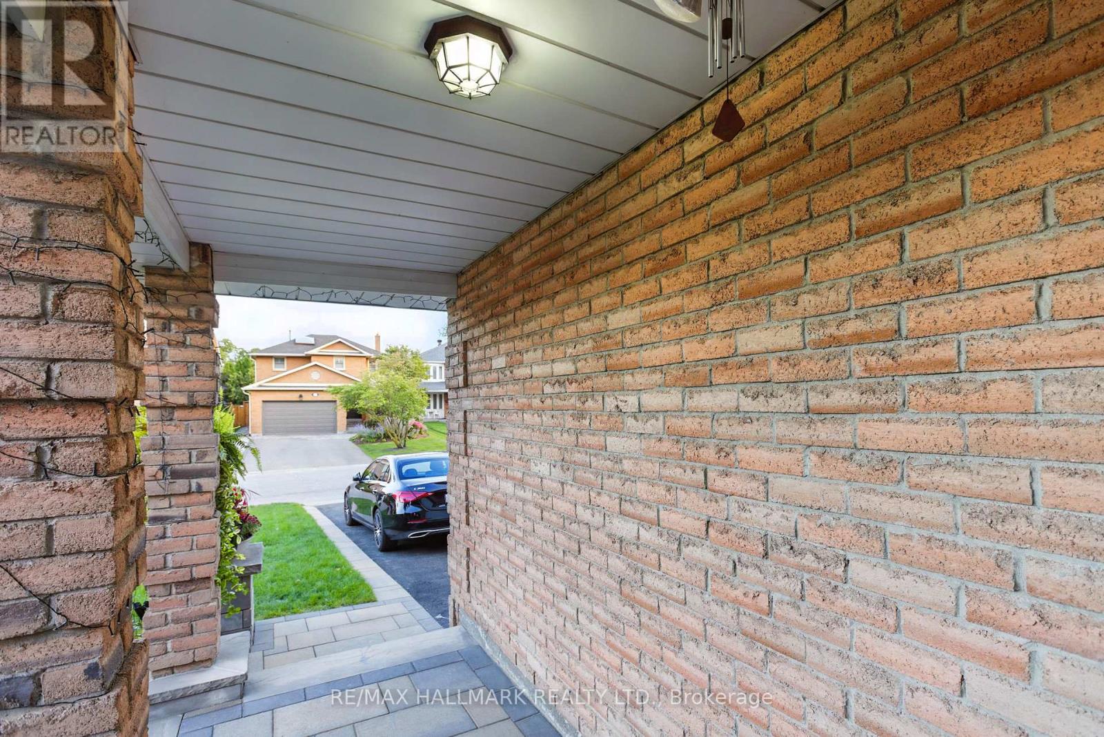 Photo 4 of 100 Eleanor Circle, Richmond Hill ON