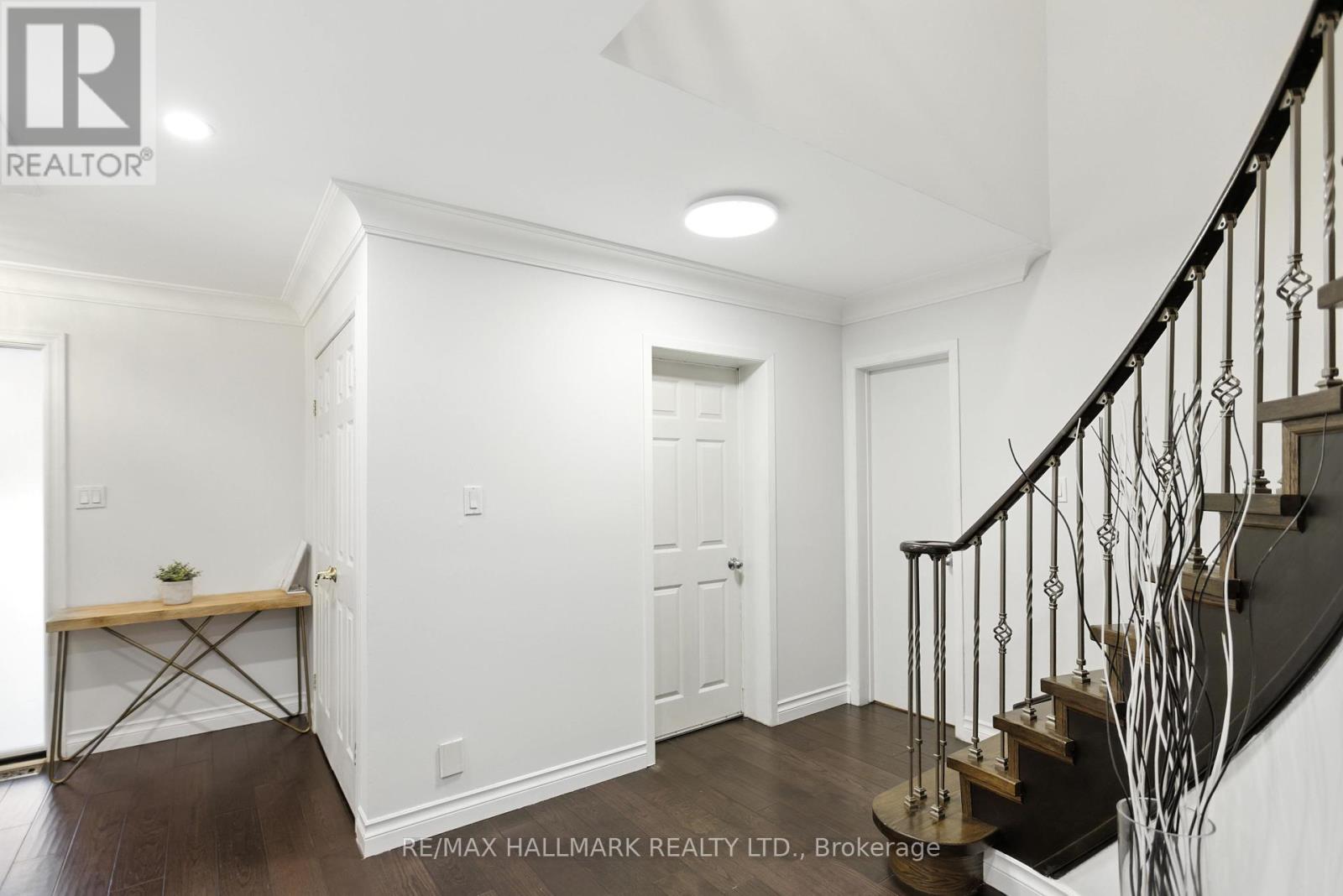 Photo 8 of 100 Eleanor Circle, Richmond Hill ON