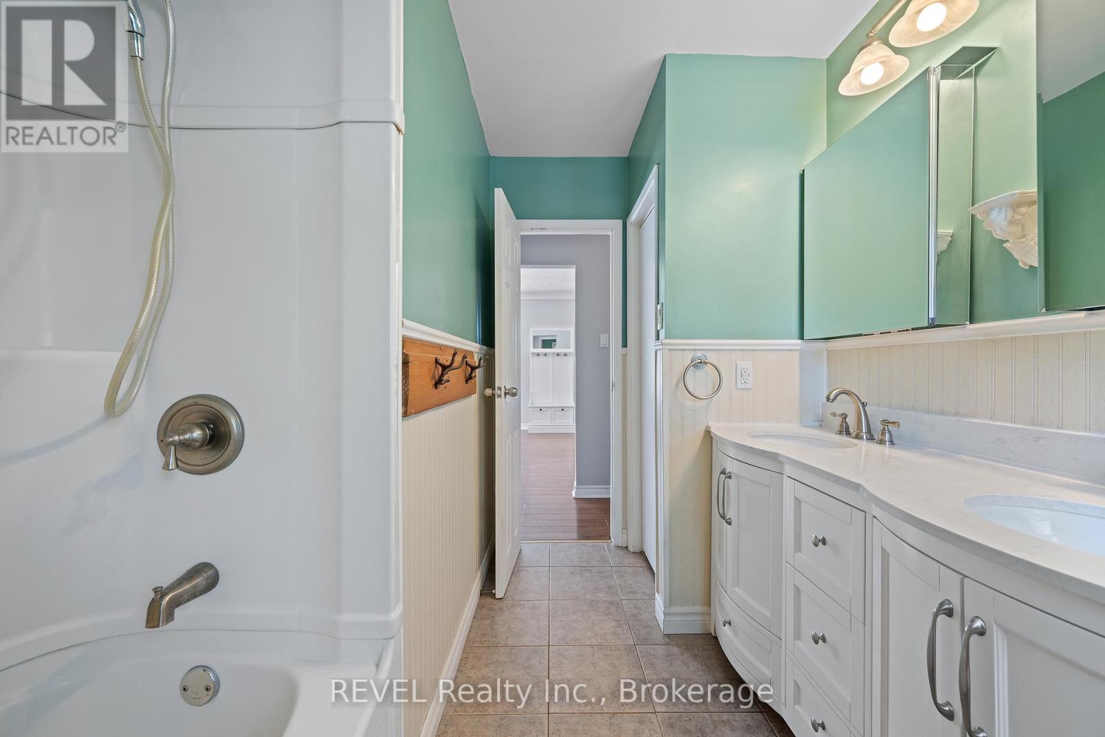 Photo 12 of 6571 Burdette Drive, Niagara Falls ON