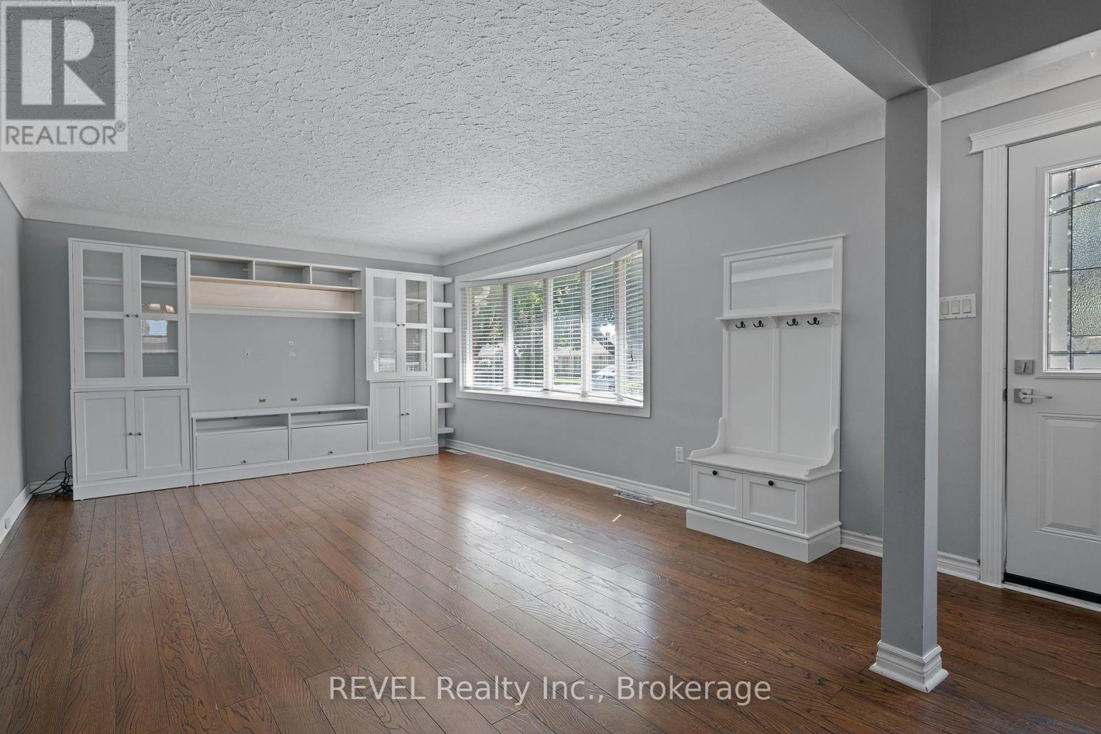 Photo 3 of 6571 Burdette Drive, Niagara Falls ON