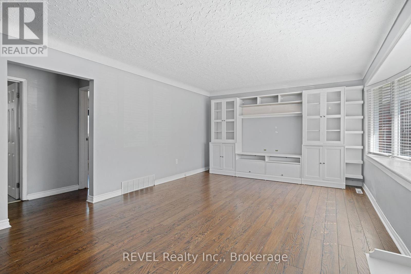 Photo 4 of 6571 Burdette Drive, Niagara Falls ON